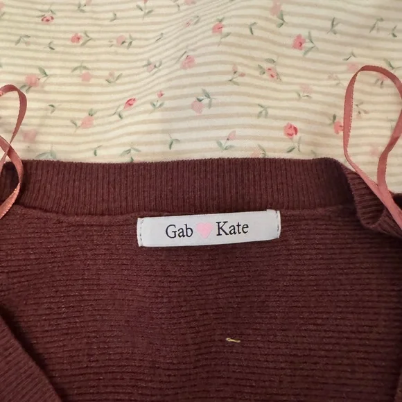 Elegant V-Neck Burgundy cropped Sweater - Picture 2 of 4
